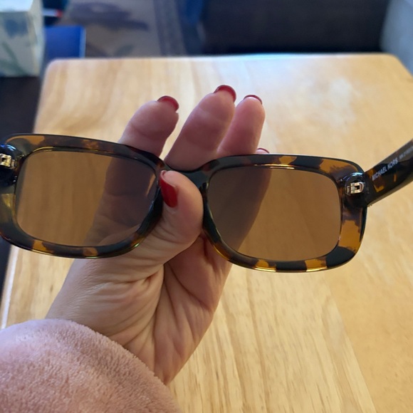 NWT Michael Kors brown Tortoise Shell “Cambridge” Sunglasses size 54 women’s - Picture 7 of 8